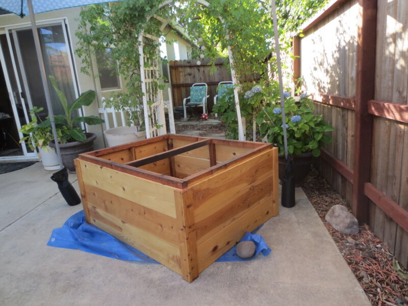 Large-sized garden bed with cedar garden bed oil